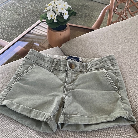 American Eagle Khaki Green Midi Low Rise Shorts Size 0 - Picture 1 of 4
